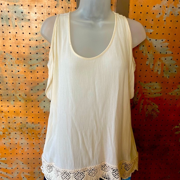 Bobeau cold shoulder shirt. - Picture 2 of 5